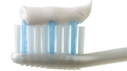 Dişlerinizi öğle yemeğinden sonra da fırçalayın Dişlerinizi öğle yemeğinden sonra da fırçalayın