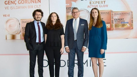 Diadermine, yeni serisi Expert Active Glow’u tanıttı.
