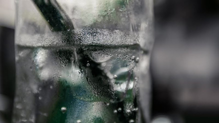 Maden suyunu bardaktan değil şişeden tüketin Maden suyunu bardaktan değil şişeden tüketin