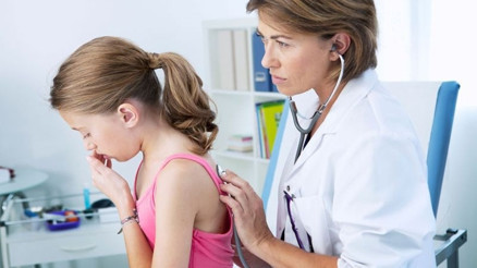 Çocuklarda geçmeyen öksürüğe dikkat