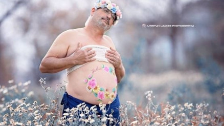 Hamile eşlerini kıskanıp kocaman göbekleriyle poz veren baba adayları