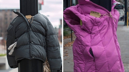 Evsizler için direklere mont bağlayan yardımsever çocuklar