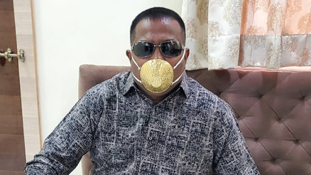 İzlediği videodan sonra aklına geldi 4 bin dolara altın maske yaptırdı