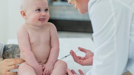 Koronavirüs nedeniyle çocukların aşıları ihmal edilmemeli