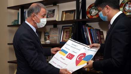 Milli Savunma Bakanı Hulusi Akarı Kievde duygulandıran not Milli Savunma Bakanı Hulusi Akarı Kievde duygulandıran not