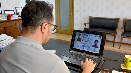 Van Gölünde teknenin battığı tarihten beri haber alamadıkları yakınlarını arıyorlar