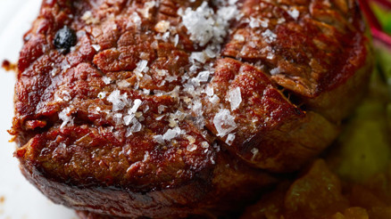 Tuz ve baharatı en son ekleyin… İşte en sağlıklı et pişirme yöntemleri