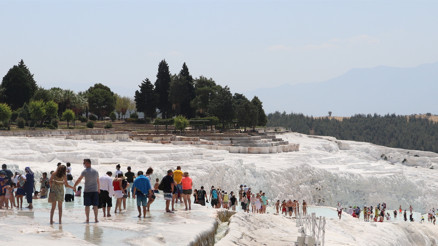 Pamukkaleyi normalleşme sürecindeki 2 ayda 84 bin 900 kişi ziyaret etti