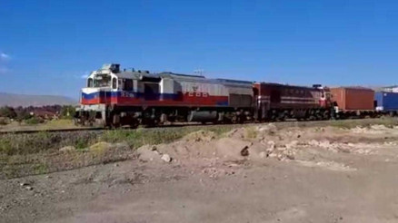 Çinden yola çıkan 1056 metrelik blok tren Türkiyeye ulaştı Çinden yola çıkan 1056 metrelik blok tren Türkiyeye ulaştı