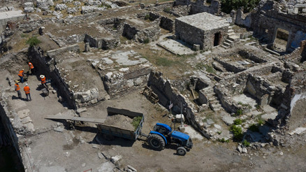 İzmirde Antik Çağdan kalma gymnasium kalıntılarına ulaşıldı