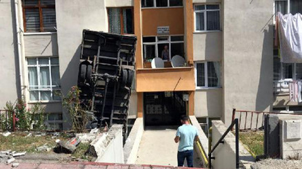 Kamyonet apartmanın önündeki boşluğa düşüp dik durdu