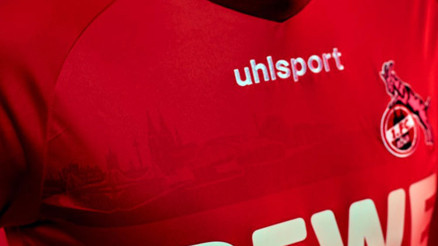 Bundesliga ekibinin formasında cami silüeti