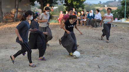 Toroslar’ın sporcu kızlarına kale, file ve futbol topu desteği Toroslar’ın sporcu kızlarına kale, file ve futbol topu desteği
