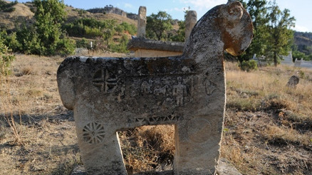 Koçbaşı ve taş işlemeli mezarlar, defineci ve kaçakçıların talanına uğradı
