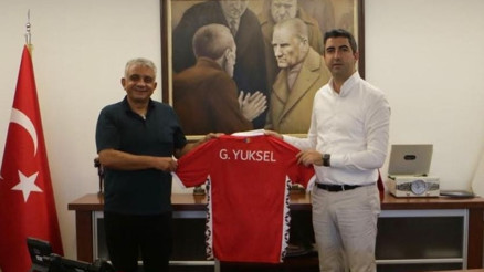 Moldova Milli Takım Teknik Direktörü Engin Fırattan, Başkan Gökhan Yüksele forma jesti