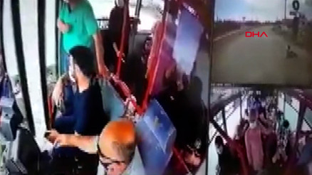 Görüntüler Kocaeliden... Otobüsünü durdurup fenalaşan kişiye yardım etti