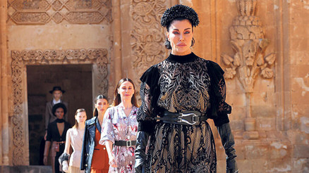 Tarihi sarayda defile