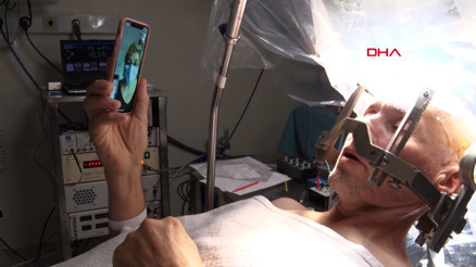 Beyin pili ameliyatında hem şarkı söyledi hem eşiyle görüntülü konuştu