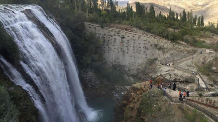 Türkiyenin en büyük şelalesinde hafta sonu yoğunluğu Türkiyenin en büyük şelalesinde hafta sonu yoğunluğu