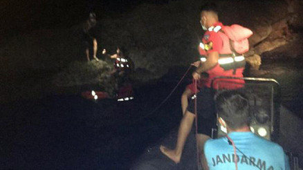 Cennet Koyunda mahsur kalan 2 kişiyi jandarma kurtardı