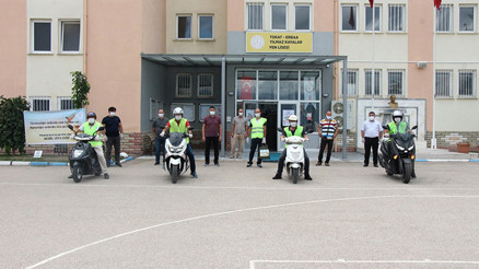 Motosikletli öğretmenler, öğrencilerine ders materyallerini ulaştırıyor Motosikletli öğretmenler, öğrencilerine ders materyallerini ulaştırıyor