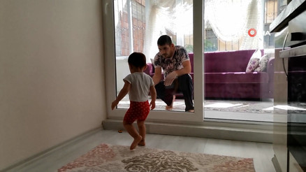 Koronavirüslü baba, 2 yaşındaki kızını camın arkasından seviyor