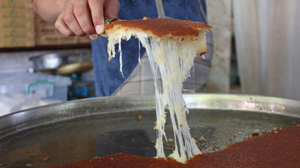 Hatay’ın tescilli lezzetleri kağıt kebabı ve künefeye ilgi büyük