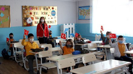 Son dakika... Yüz yüze eğitim, anasınıfı ve ilkokul 1inci sınıflarda başladı