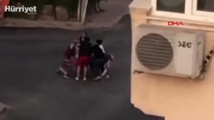 Antalyada kadınların sokak kavgasını, erkekler ayı