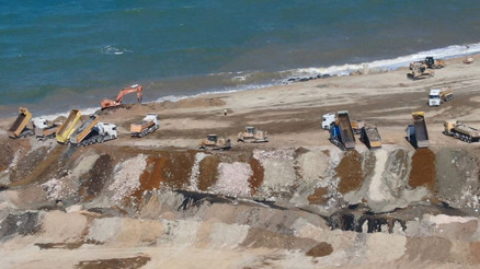 Kurallara aldırış etmiyorlar... Denizin rengi kahverengiye döndü
