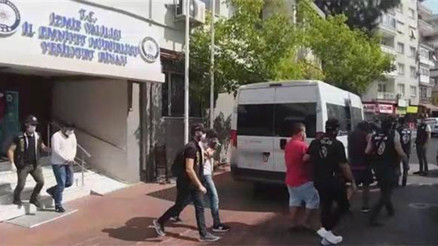 İzmir merkezli yaz tatili vurgunu: 73 kişiden 1 milyon 100 bin TL İzmir merkezli yaz tatili vurgunu: 73 kişiden 1 milyon 100 bin TL
