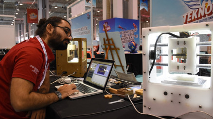 Kayserili öğrenci 3D yazıcı mantığıyla çalışan baskı makinesi geliştirdi