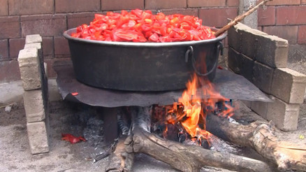 Balıkesirde kış için domates ve biber salçaları yapılıyor