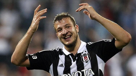Beşiktaş eski oyuncularından vazgeçemiyor: Batuhan Karadeniz, Burak Yılmaz, Gökhan Töre Beşiktaş eski oyuncularından vazgeçemiyor: Batuhan Karadeniz, Burak Yılmaz, Gökhan Töre