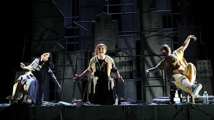 Şehrin tiyatrosuna çok yakışan bir oyun