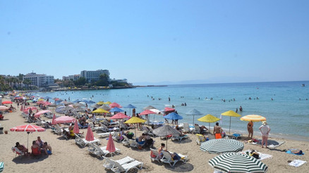 Kuşadasında mesire alanları ve plajlar doldu Kuşadasında mesire alanları ve plajlar doldu