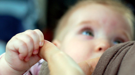 Bebeğinizin yeterli gelişimi için doğru emzirin Bebeğinizin yeterli gelişimi için doğru emzirin