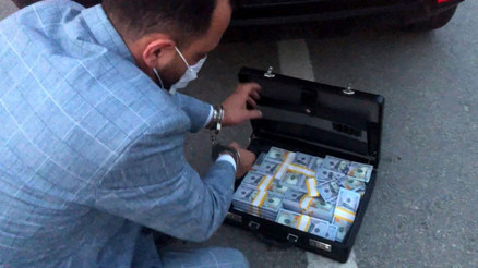 Mersinde sahte para operasyonu Bir çanta dolusu dolarla yakalandılar…