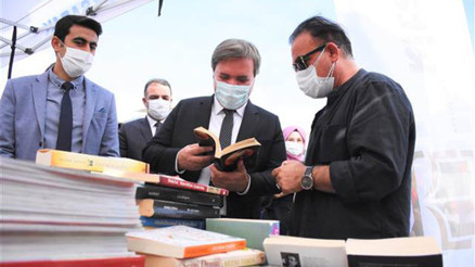 Eğitimci Vali’den kitap okuma alışkanlığını artırmak için ’Kitap Aksaray’ projesi Eğitimci Vali’den kitap okuma alışkanlığını artırmak için ’Kitap Aksaray’ projesi