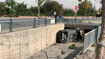 Direksiyon hakimiyeti kaybolan otomobil kanala uçtu: 1 yaralı