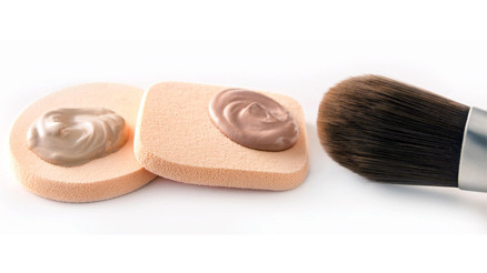Makyaj fırçaları ve makyaj süngeri arasındaki farklar Makyaj fırçaları ve makyaj süngeri arasındaki farklar