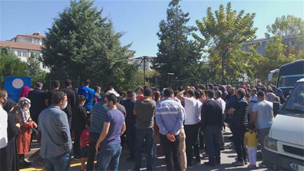 Aksarayda veliler okul önünde sosyal mesafeyi unuttu