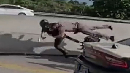 ABD’de polis, motor sürücüsünün üzerine atladı
