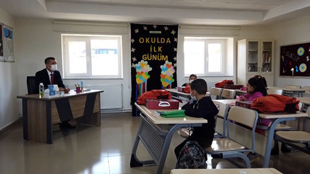 Bakan Selçuk okuduğu ilkokuldaki öğrencilerle buluştu