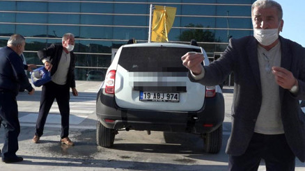 Çorumda şoke eden olay Aldığı araç hasarlı çıkınca çıldırdı...