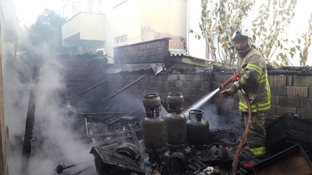 Burhaniye’de depo yangını korkuttu