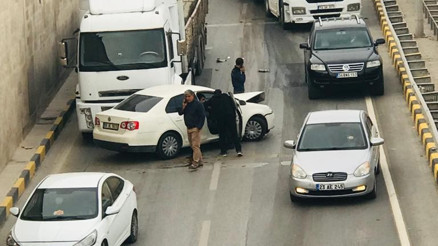 Otomobil duvara çarptı: 1 yaralı