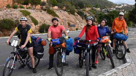 5 Rus arkadaş, bisikletle Antalya turu yapıyor