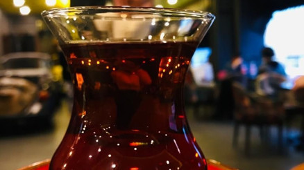 Rizelilere göre çay süzgeç kullanmadan, şekersiz, ince belli bardakta içilmeli