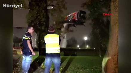 Hollandada metroda kaza: Tren 7,5 metre yükseklikte asılı kaldı